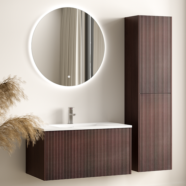 Modernes Badezimmermöbel Set mit geriffeltem Waschtischunterschrank, hohem Schrank, rundem LED Spiegel und Wasserhahn in zeitgenössischem Design.