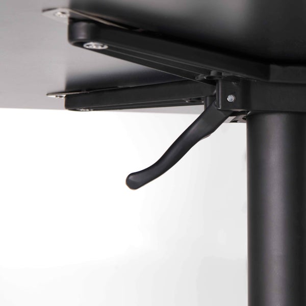 Unterseite eines Tisches mit schwarzem Metallgestell und einem Hebel zur Höhenverstellung.