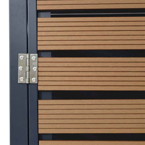 Detailansicht eines Gartentors mit Holzstruktur und Metallscharnier