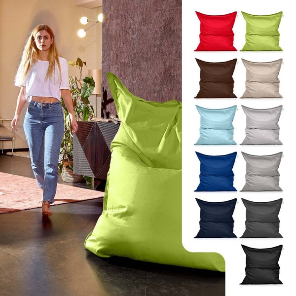 Drei schwarze Pendelleuchten mit goldenen Akzenten