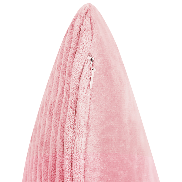 Nahaufnahme eines Dekokissens mit verdecktem Reißverschluss, strukturierter Kord und glatter Samt-Optik in Rosa.