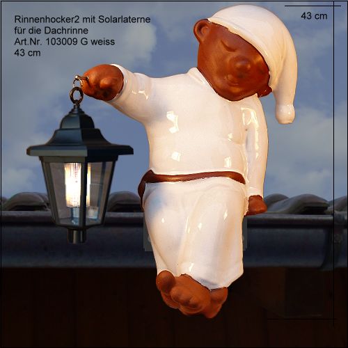 Rinnenhocker Figur schlafender Mann mit weißem Nachthemd und Solarlaterne aus Terrakotta, Höhe 43 Zentimeter.