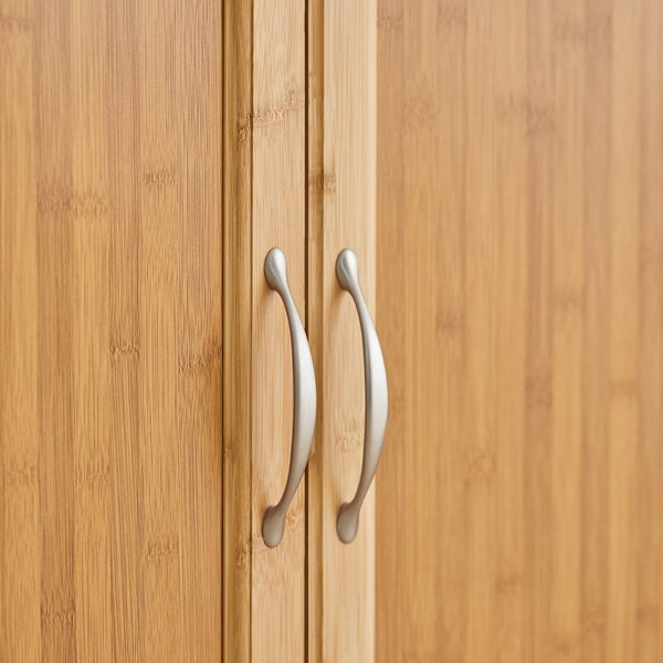 Schranktüren aus Holz mit Griffen