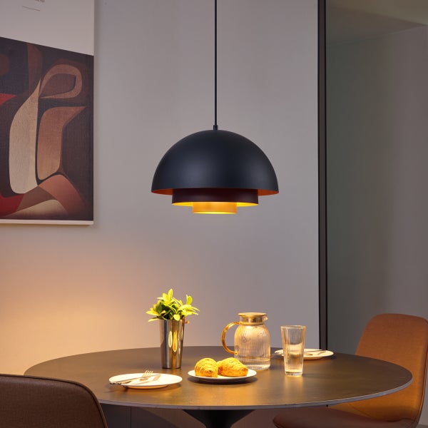 Hängelampe über einem Esstisch mit Speisen und Getränken