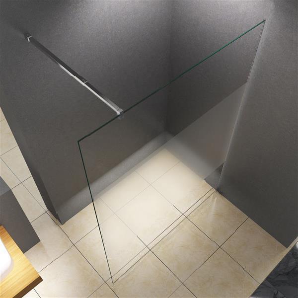 Begehbare Duschabtrennung aus Glas mit Wandbefestigung im Badezimmer.