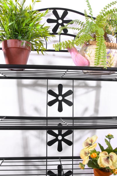 Detaillierte Ansicht eines schwarzen Metall-Pflanzenregals mit Blumendekor und bepflanzten Töpfen.
