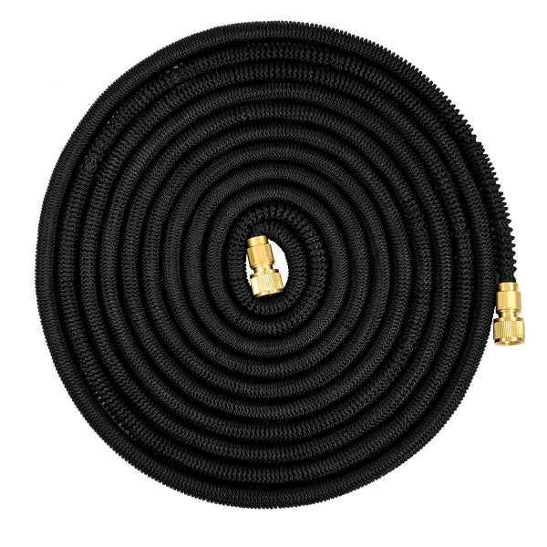 Flexibler dehnbarer Gartenschlauch in Schwarz mit Messinganschlüssen, aufgerollt.