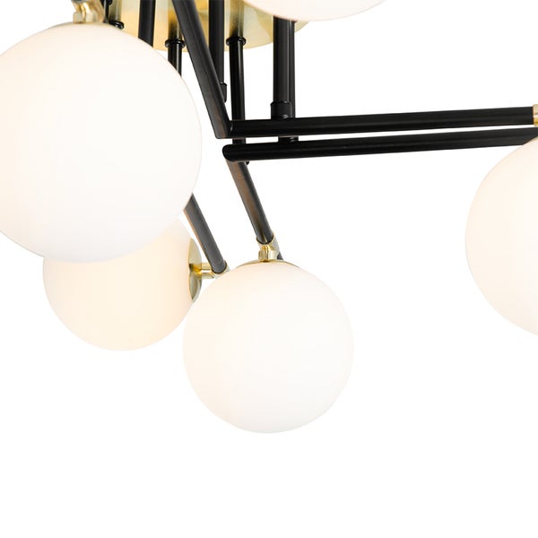 Deckenleuchte mit mehreren runden Lampenschirmen und Metallgestell