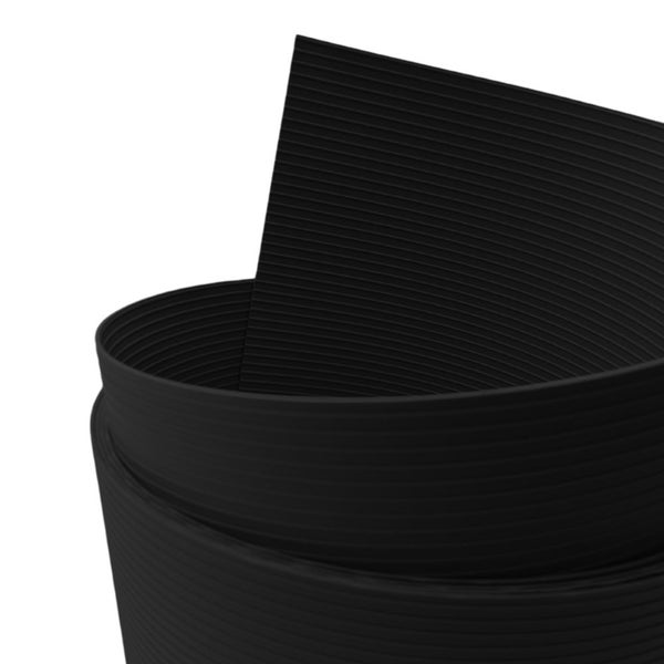 Detailansicht einer gerippten Gummimatte auf einer Rolle