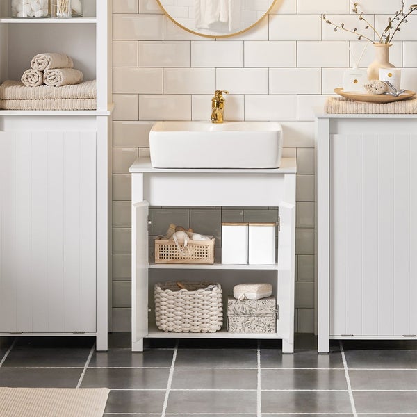 Badezimmer mit weißem Waschbecken, Unterschrank und Aufbewahrungsmöglichkeiten für Badutensilien