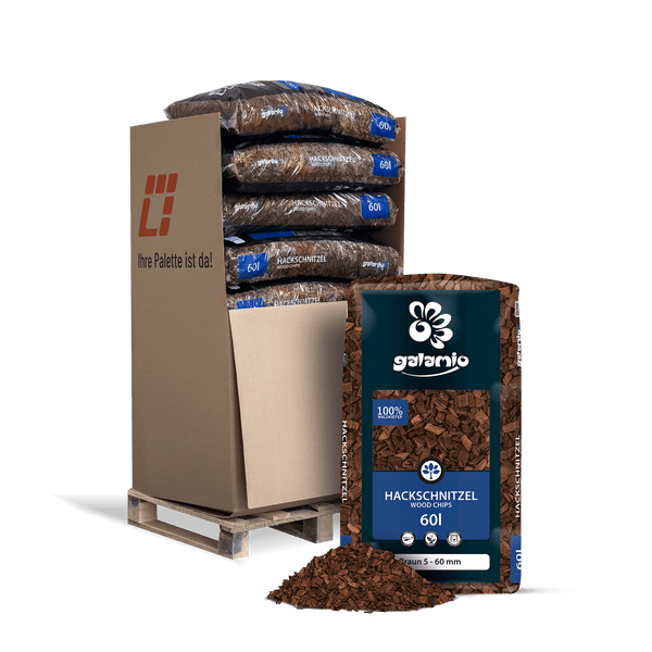 Palette mit Säcken mit Holzschnitzeln und ein einzelner Sack Holzschnitzel