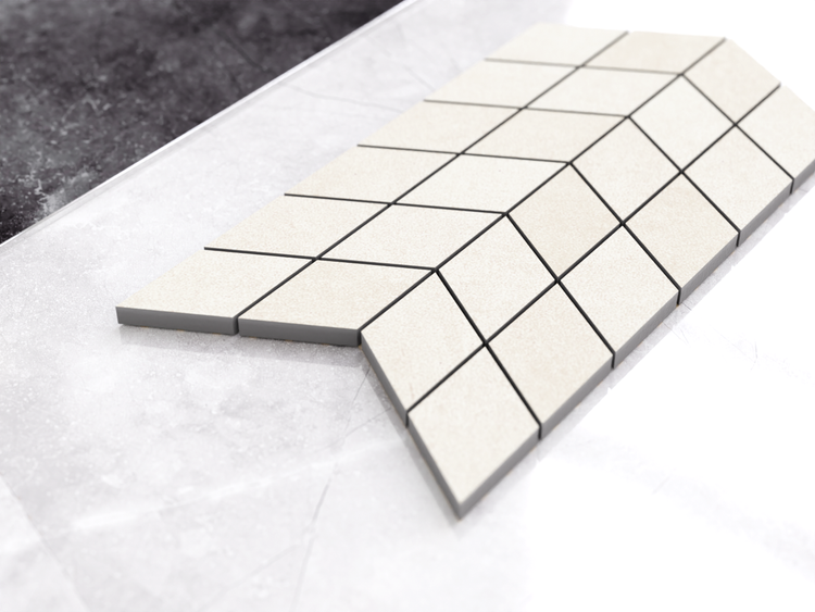 Beige Mosaikfliese aus Feinsteinzeug in Rautenform für ein Fischgrät-Muster.