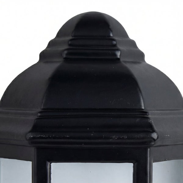 Detailaufnahme einer schwarzen Aussenleuchte