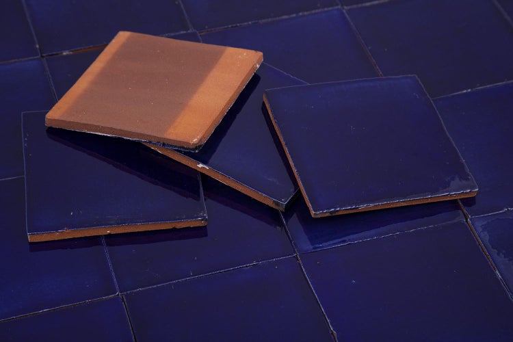 Quadratische, glänzende Fliesen