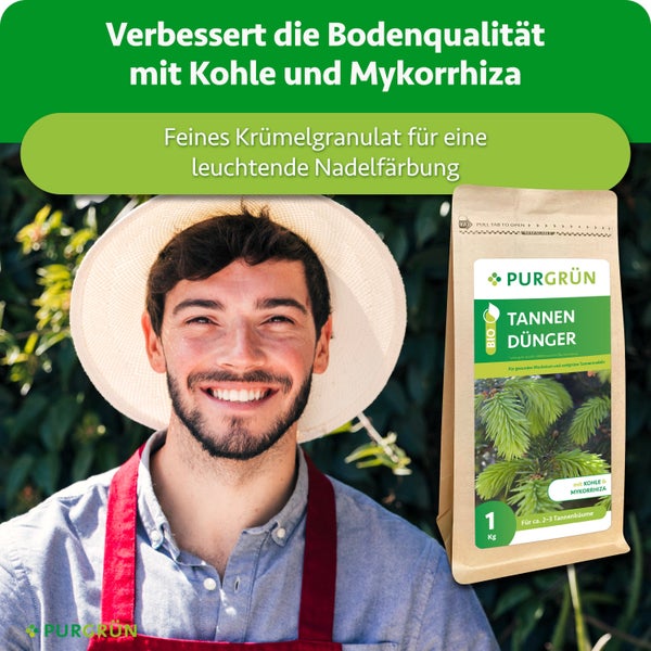 Ein glücklicher Gärtner neben einem Produktbeutel Purgrün Tannendünger mit Kohle und Mykorrhiza für gesundes Wachstum von Nadelbäumen.