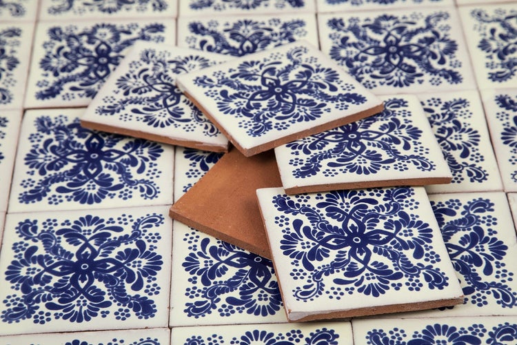 Fliesen mit blauem Blumenmuster