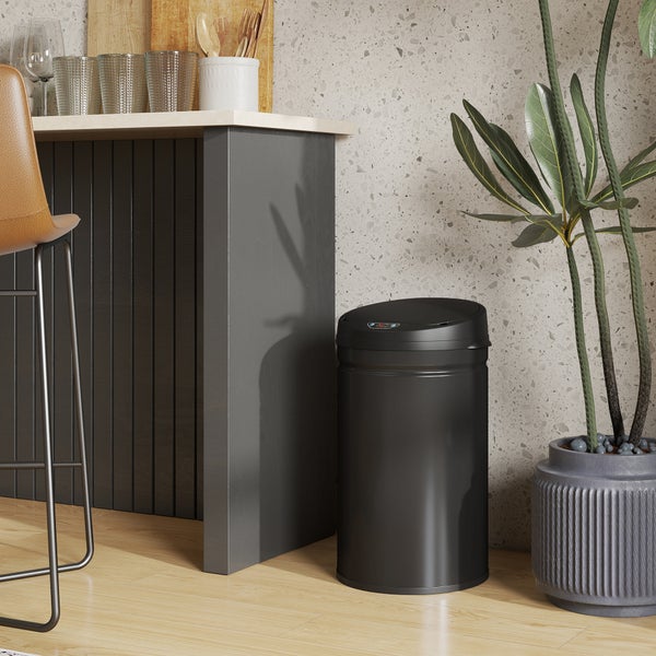 Einrichtung mit einem automatischen Abfalleimer im Küchenbereich