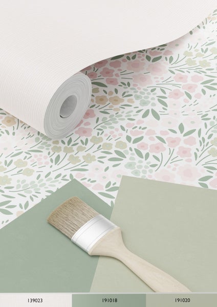 Tapetenrolle mit Blumenmuster und Farbmusterkarte mit Farbroller