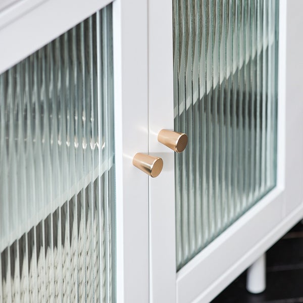 Nahaufnahme eines Schrankes mit strukturierten Glastüren und Griffen