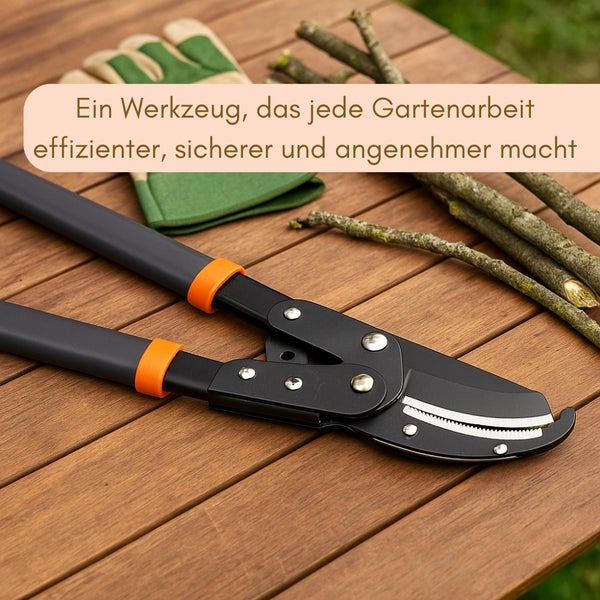 Gartenschere mit Ästen und Gartenhandschuhen auf Holztisch