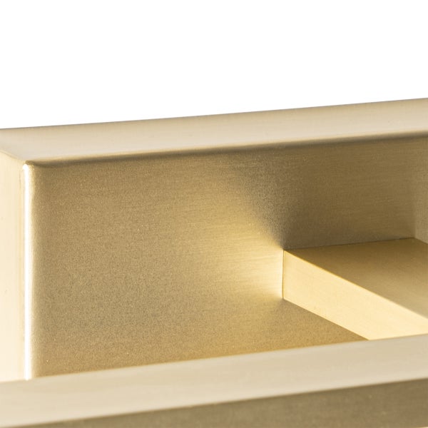 Detailaufnahme eines goldenen Möbelgriffs