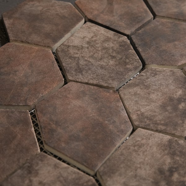 Sechseckige Mosaikfliesen auf einem Netz