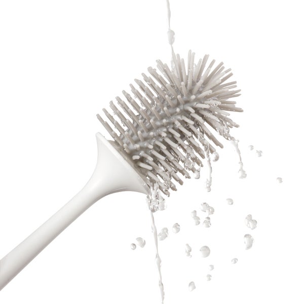 Toilettenbürste aus Silikon wird unter fließendem Wasser gereinigt.