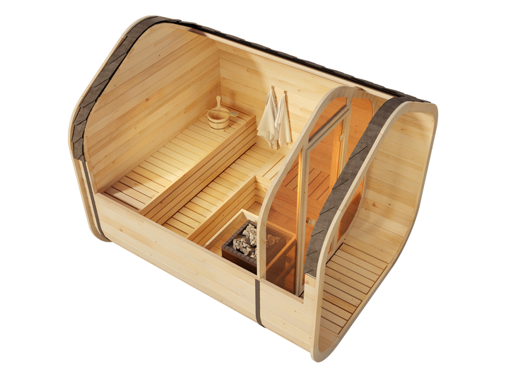 Querschnitt einer Fasssauna aus Holz mit zweistufigen Sitzbänken, Saunaofen mit Steinen, Holzkübel und aufgehängten Handtüchern.