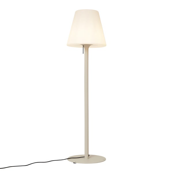 Moderne Stehlampe mit konischem Kunststoffschirm, schmalem Standrohr und rundem Fuß in Beige.
