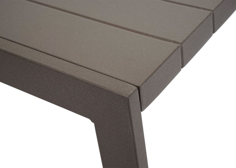 Detailansicht der Ecke eines Gartentischs aus pulverbeschichtetem Aluminium mit Lattenstruktur.