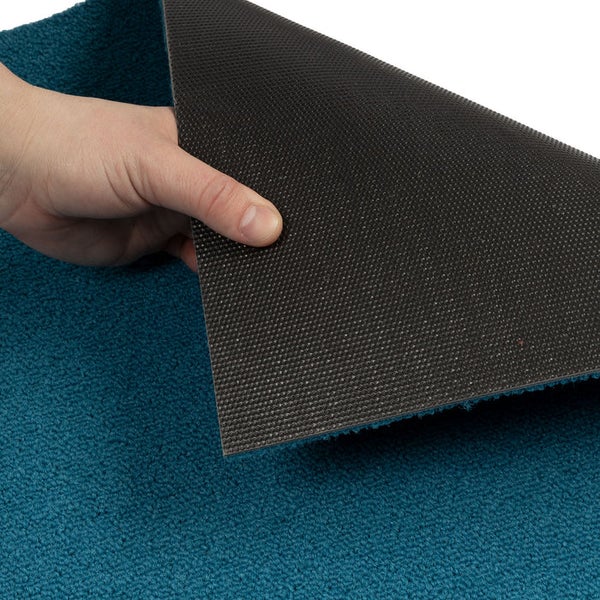 Mann bringt Rohrisolierung an einem Kupferrohr an