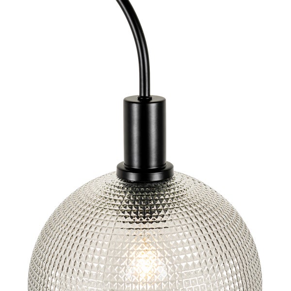 Nahaufnahme einer Pendelleuchte mit klarem Glasschirm und schwarzer Aufhängung