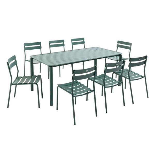 Gartenmöbel Set aus Metall in Dunkelgrün bestehend aus einem rechteckigen Tisch mit Lattenoberfläche und acht passenden Gartenstühlen.