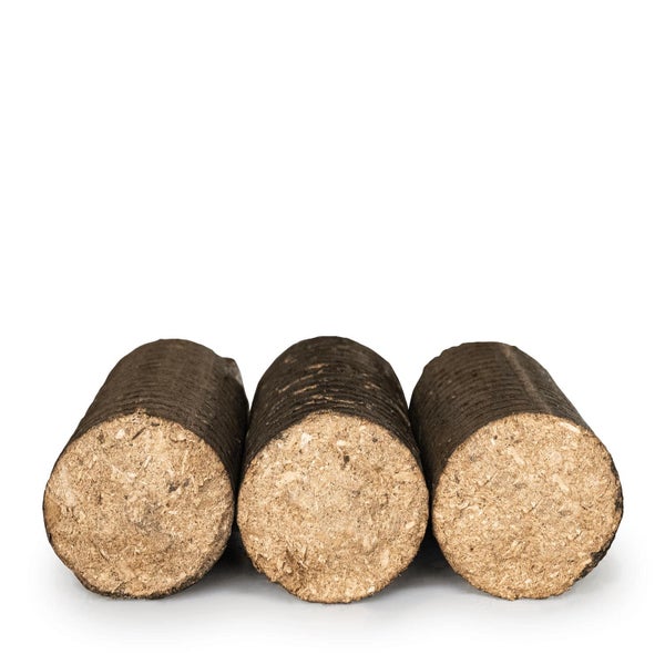 Drei zylindrische Holzbriketts aus gepressten Holzspänen für Kaminöfen und Kamine.