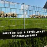 Doppelstabmattenzaun mit grüner Landschaft im Hintergrund