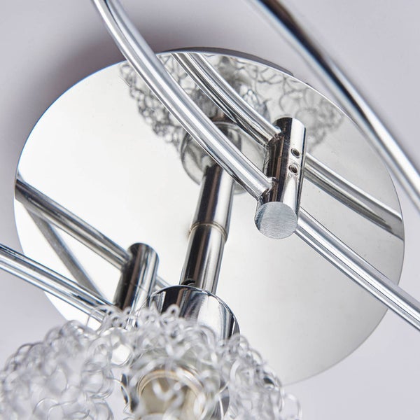 Detailaufnahme einer Deckenleuchte mit Metallstruktur und dekorativen Elementen.