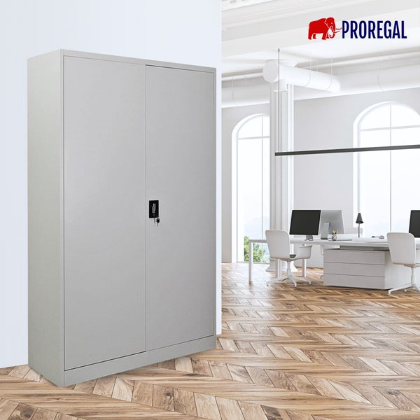 Hoher Metall-Büroschrank mit zwei Türen und Schloss in einem hellen, modernen Büro mit Schreibtischen und Parkettboden. Proregal Logo.