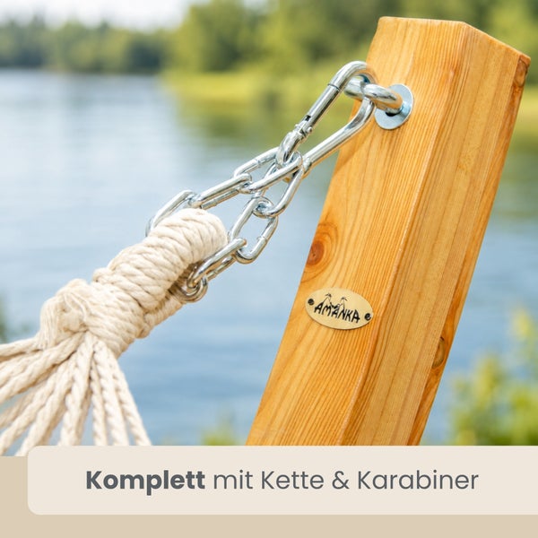 Befestigung für Hängematte mit Kette und Karabiner an einem Holzpfosten, Amanka Logo.