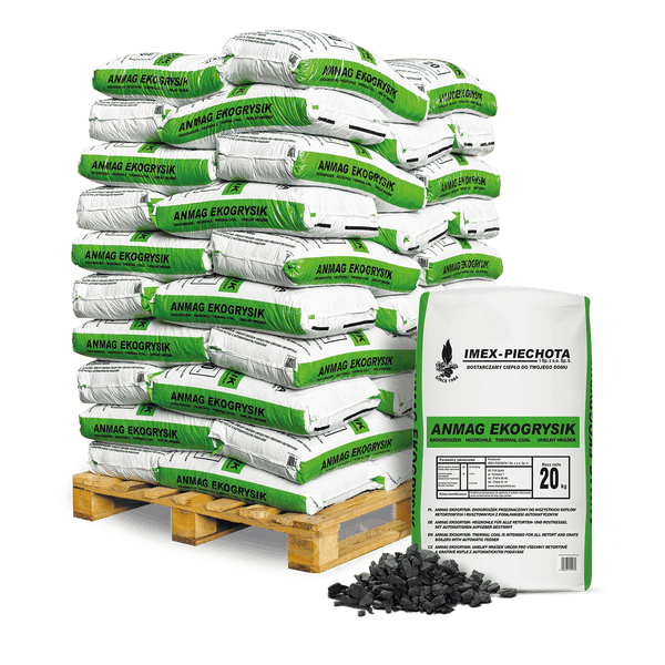 Ein Haufen Holzkohle in Stücken für den Grill oder den Kamin.