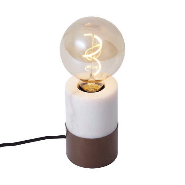 Moderne Tischleuchte mit zylindrischem Marmorsockel in Weiß, bronzefarbenem Metallfuß und großer LED-Glühbirne mit Spiralfaden.