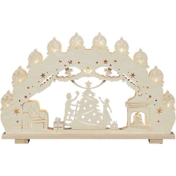 Beleuchteter Schwibbogen aus Holz mit Weihnachtsszene, Kindern am Weihnachtsbaum und Kamin.