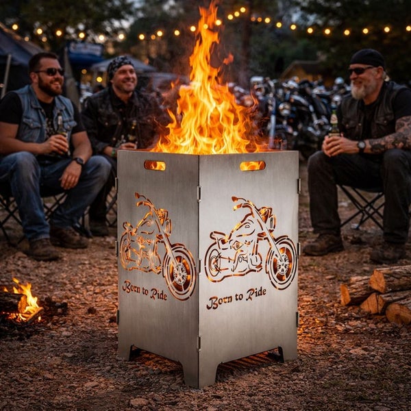 Feuerstelle aus Metall mit Motorrad-Motiv und Schriftzug, umgeben von sitzenden Personen