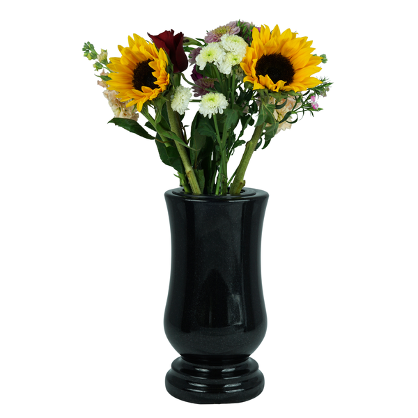 Grabvase aus Stein mit Blumenstrauß