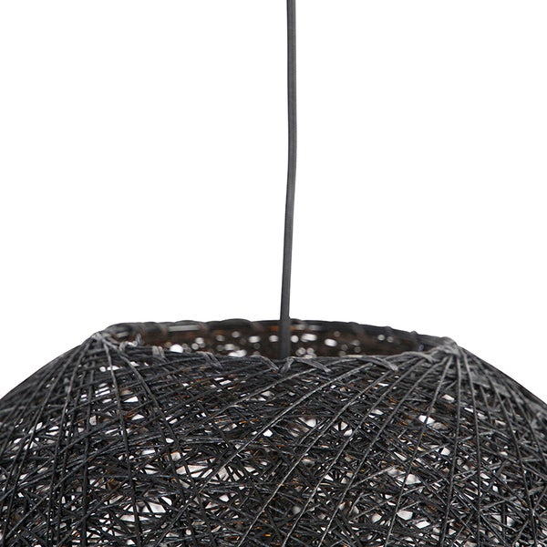 Nahaufnahme einer schwarzen Pendelleuchte mit geflochtenem Kugelschirm aus dünnen Fäden und schwarzem Kabel.