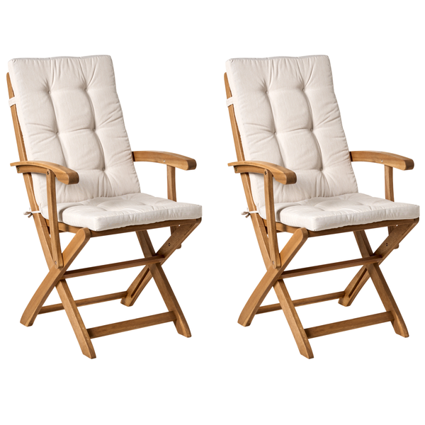 Zwei Gartenklappstühle aus Holz mit hellen, gesteppten Auflagen für den Außenbereich.