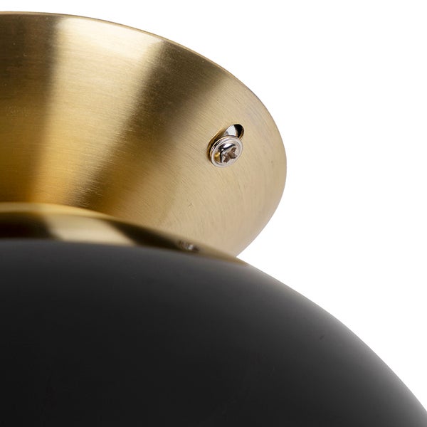 Detailansicht einer Deckenleuchte mit Messingfassung und Schraubbefestigung