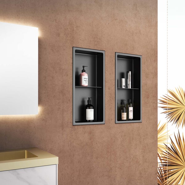 Detailaufnahme einer quadratischen Wegeleuchte mit geriffeltem Glas