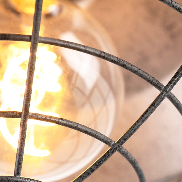 Detailaufnahme einer Deckenleuchte mit einem Metallkäfig um ein Leuchtmittel