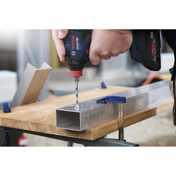 Bosch Logo. Eine Person bohrt mit einem Akku-Bohrschrauber ein Metallrohr.