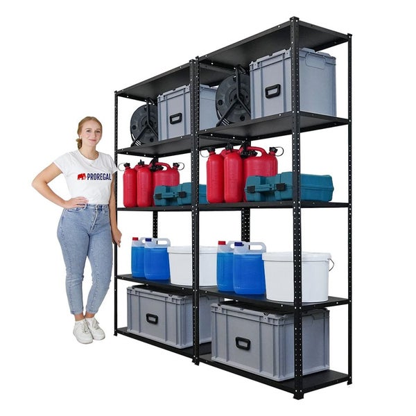 Schwarzes Metallregal mit gelagerten Behältern und Kanistern